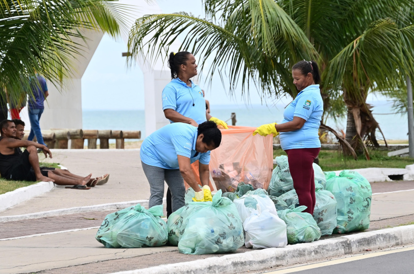 Ação dos recicladores começou antes e prosseguiu após o término da corrida. Foto: Maivan Fernández/Secom Maceió