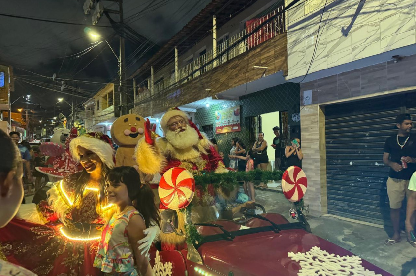 O carro do Papai Noel rouba atenção de todos os moradores.  Foto: Ascom Segov