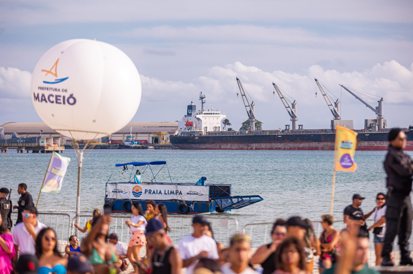 Ações da Alurb incluíram o uso de Ecoboat para retirar lixo do mar.  Foto: Itawi Albuquerque/Secom Maceió