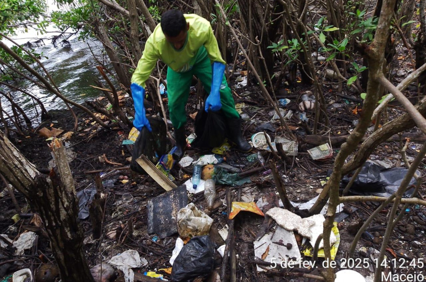 Gari faz limpeza preventiva em canais, mas população persiste na prática do descarte irregular de resíduos. Foto: Ascom Alurb