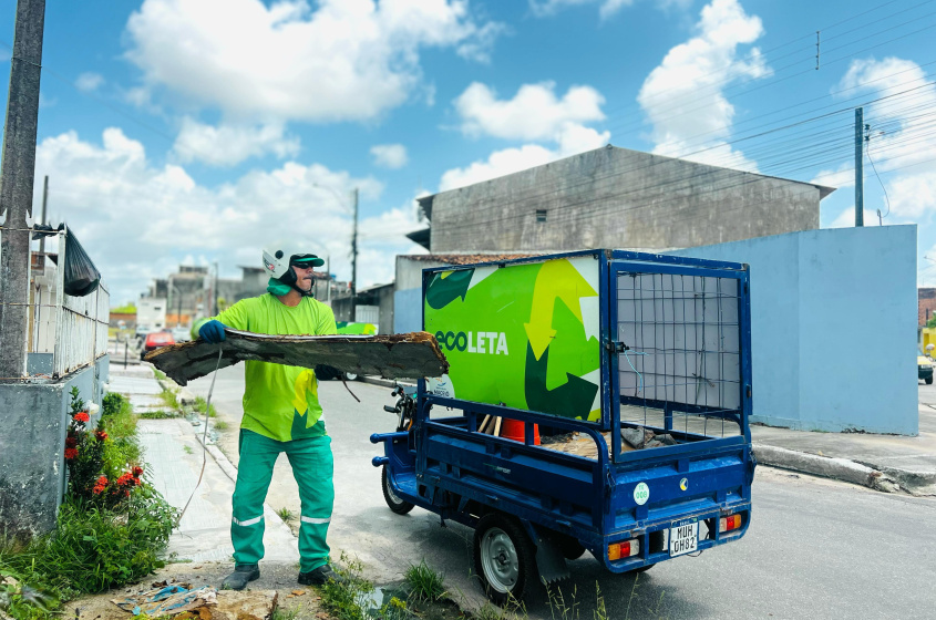 Triciclo elétrico do Ecoleta é utilizado pela campanha.  Foto: Crystália Tavares e Tháchyna Lorena (estagiária)/Ascom Alurb