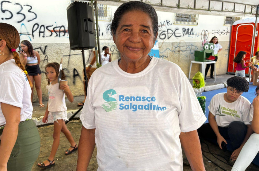 Glória, que trabalha na Prefeitura de Maceió, ficou feliz em acompanhar a ação no bairro onde reside. Foto: Alexandre Vieira/Ascom Alurb