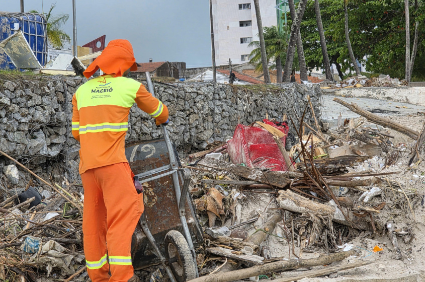 Por toda a cidafe, Alurb atua na limpeza, recolhendo entulhos em ruas e canais. Foto: Beto Macário/Secom Maceió