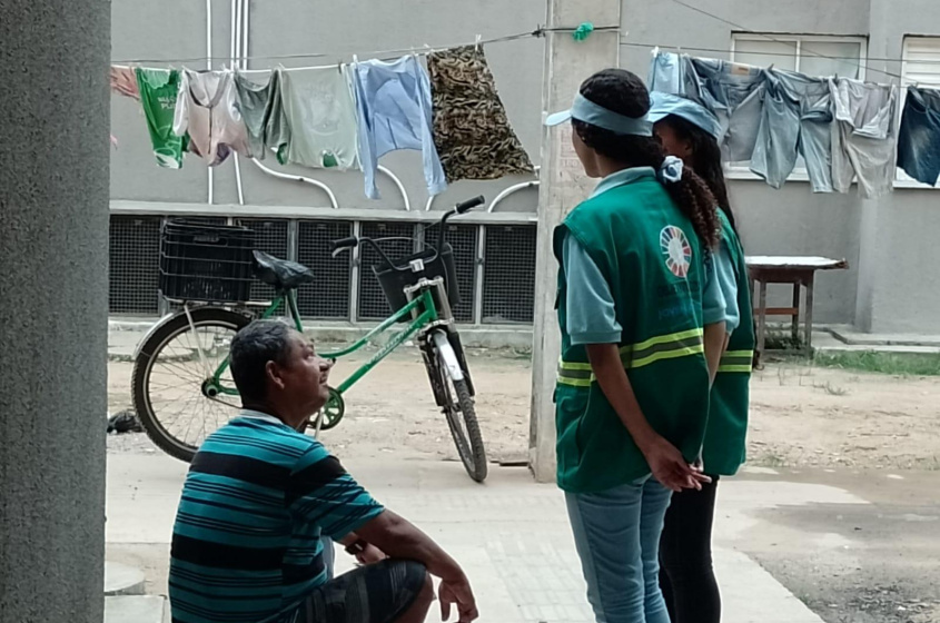 Trabalho de conscientização visa manter a limpeza nas áreas comuns do residencial. Foto: Ascom Alurb
