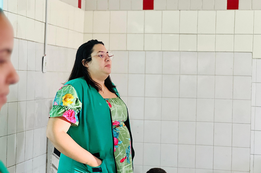 A engenheira agrônoma Tamara falou aos estudantes sobre arborização. Foto: Crystália Tavares/Ascom Alurb