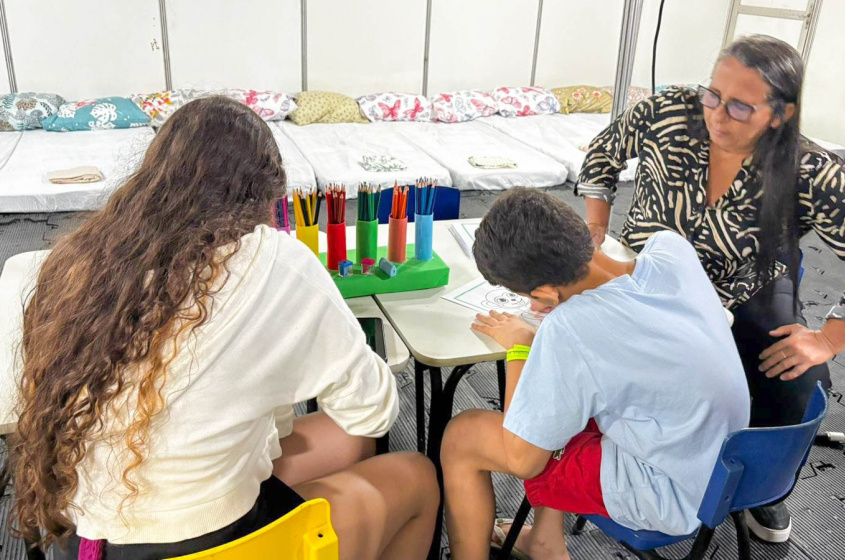 Crianças ficam sob cuidado de monitores e podem ler, brincar, assistir filmes, lanchar e até mesmo dormir com segurança. Foto: Alexandre Vieira/Ascom Alurb