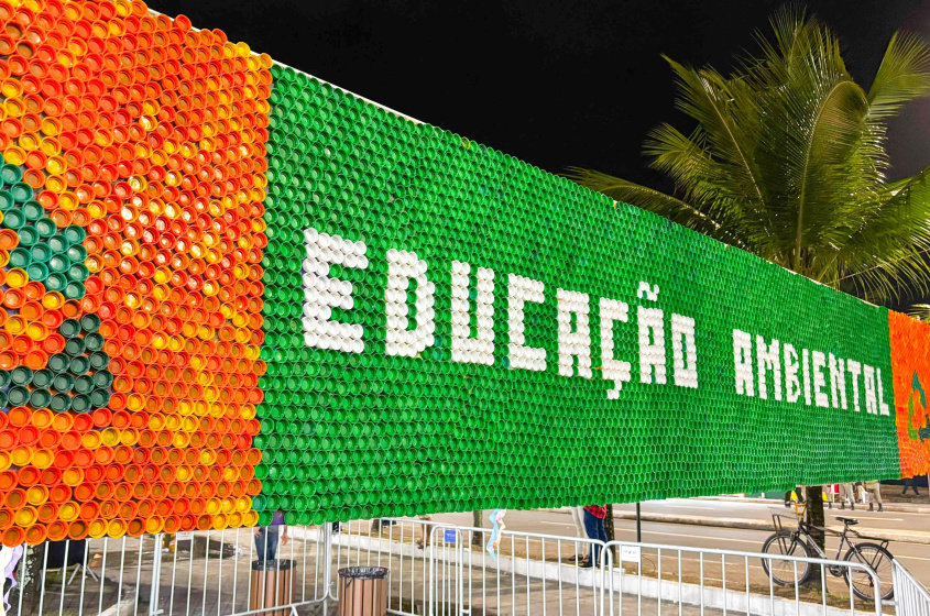 Mural é feito de tampinhas de plástico. Foto: Alexandre Vieira/ Ascom Alurb
