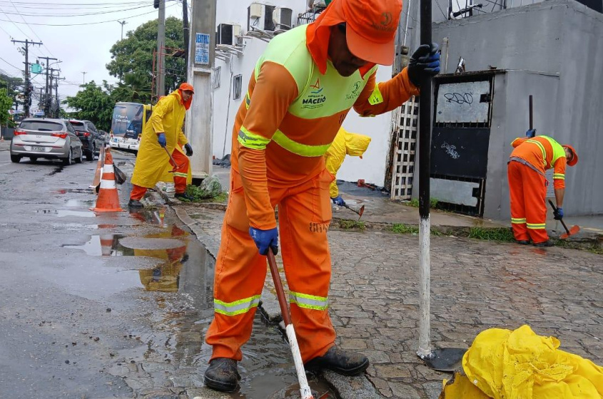 Garis retiram lixo, areia e mato junto ao meio-fio, facilitando o fluxo das águas das chuvas. Foto: Tháchyna Lorena/Ascom Alurb