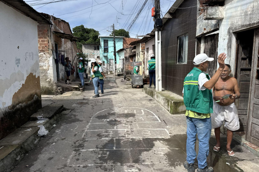 Equipe de Educação Ambiental da Alurb orienta moradores. Foto: Tháchyna Lorena/ Ascom Alurb
