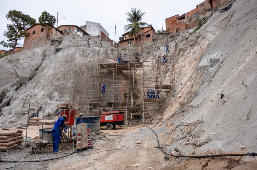 Obras ajudam na estabilização de terrenos inclinados e previnem deslizamentos. Foto: Felipe Sóstenes/ Ascom GVP