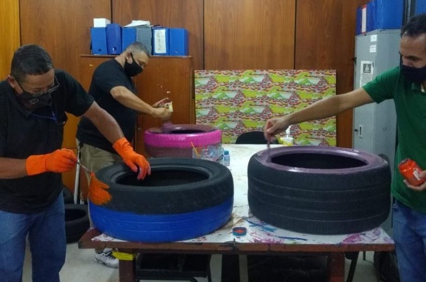 Servidores trabalham na pintura de pneus para que sejam reutilizados. Fotos: Ascom Sudes