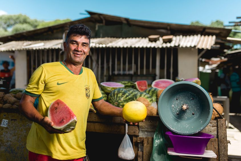 Comerciante, José Bernadino, vende frutas na feira do bairro há dez anos. Foto: Gabriel Moreira/Secom Maceió