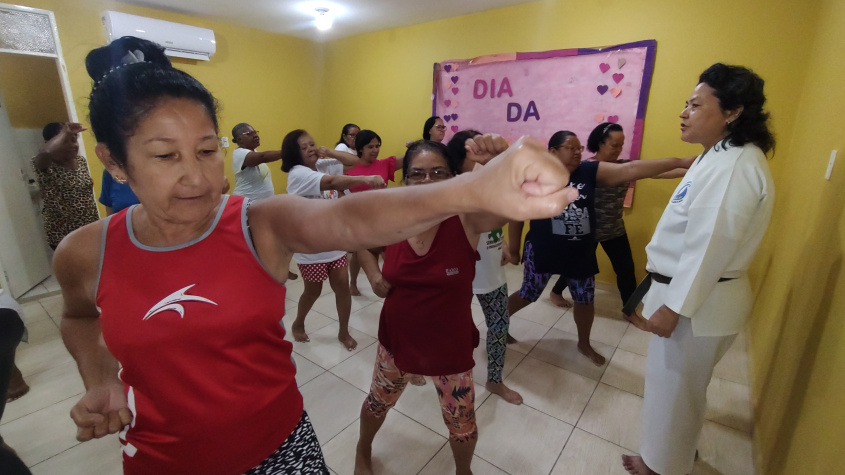 Cerca de 30 idosas e mulheres participam das atividades. Foto: Vanessa Napoleão/Ascom Semdes
