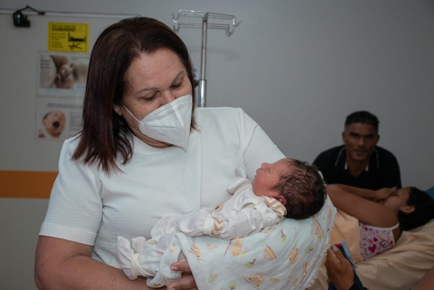 A secretária Célia Fernandes visitou Willian Henrique, primeiro maceioense nascido em 2022. Foto: Victor Vercant