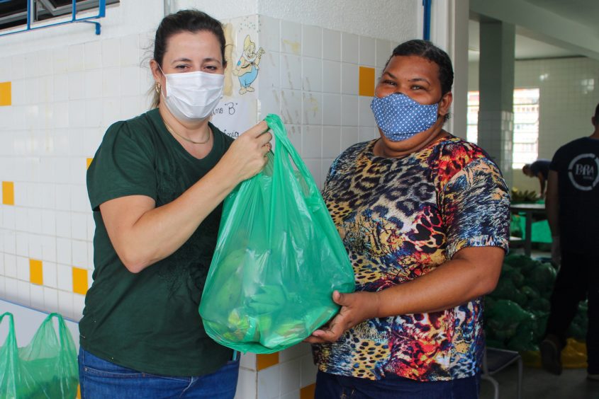 Diretora da Escola Municipal Arnon de Melo, Lucrécia Márcia, faz entrega de kits da agricultura familiar. Foto: Caio Roque/Ascom Semed