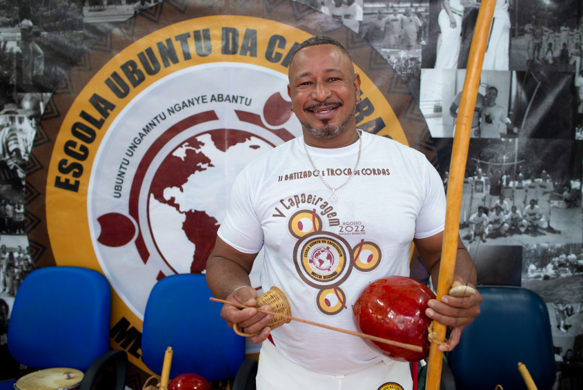 Mestre Besourão revela a felicidade de estar à frente do grupo das capoeiristas formosas. Foto: Juliete Santos/Secom Maceió