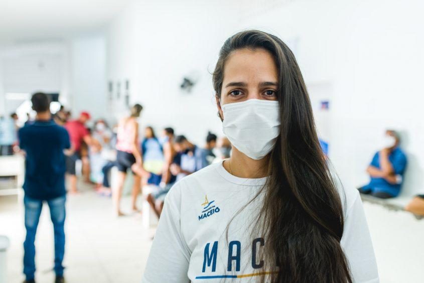 Enfermeira da Gerência de Imunização de Maceió, Camila Peixoto, destaca proteção vacinal. Foto: Gabriel Moreira/Secom Maceió