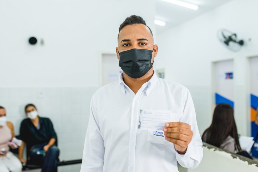 Profissional de saúde, Emerson Oliveira, exibindo o cartão de vacinação. Foto: Gabriel Moreira/Secom Maceió