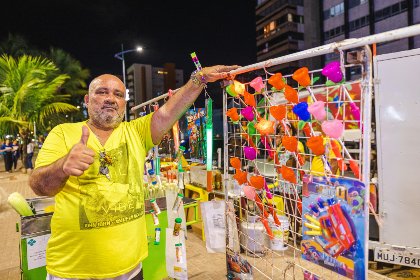 Jailson Brandão ressalta que a mudança na estrutura da praça beneficia aos trabalhadores informais. Foto: Jonathan Lins / Secom Maceió