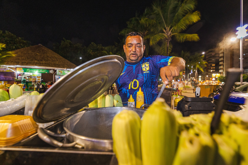 José Carlos conseguiu um incremento na renda e já garantiu o peixe da Semana Santa. Foto: Jonathan Lins / Secom Maceió