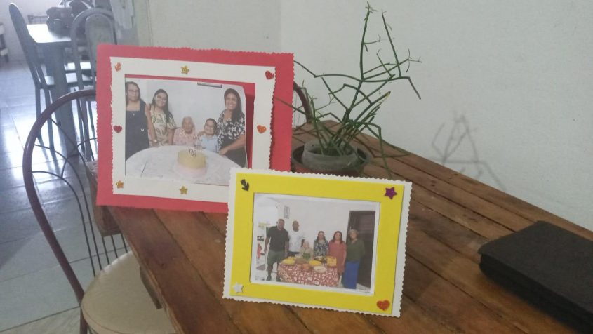 Mulheres confeccionaram os objetos com fotos de suas famílias para o dia das Mães. Foto: Cras Sônia Sampaio