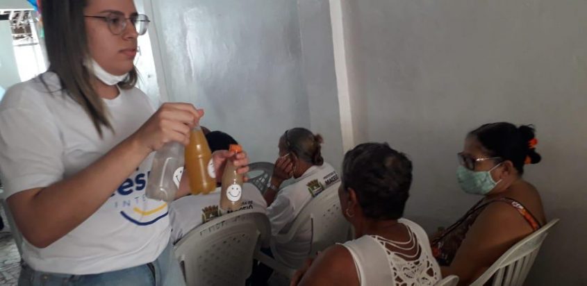 Palestrantes apresentaram a 'água com sabor' ao grupo de idosos do Cras. Foto: Cras Área Lagunar