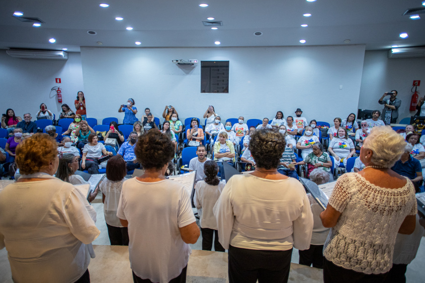Apresentação do Coral de musicalização para pessoa idosa do Sesc Alagoas foi prestigiada pelos presentes. Foto: Célio Júnior/Secom Maceió