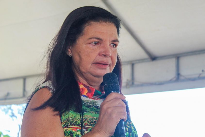 Diretora da escola, Emília Albuquerque, se emocionou com o retorno das aulas. Foto: Julita Bittencourt (estagiária)/Ascom Semed