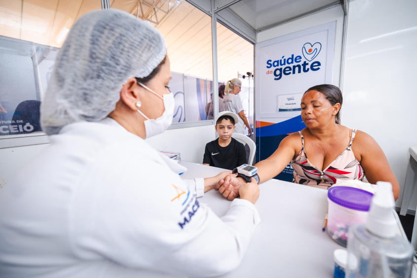 Luciana medindo a pressão pelo Saúde da Gente. Foto: Jonathan Lins/Secom