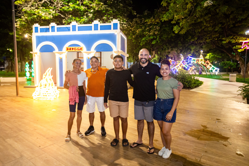 Naturais de Aracaju, Danilo Paixão e a esposa Vivian, trabalham em Maceió e foram curtir a Vila de São João em família. Foto: Itawi Albuquerque/ Secom Maceió
