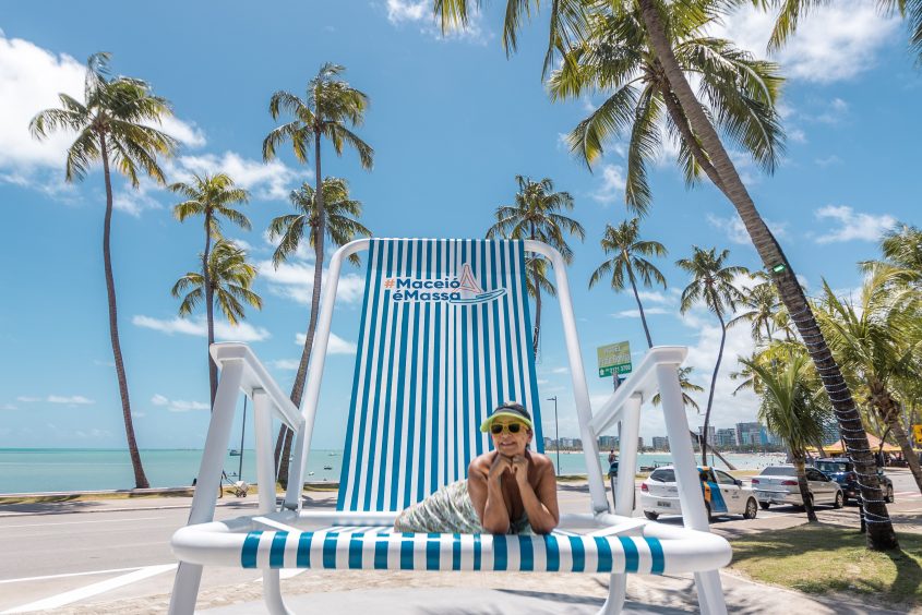 Cadeira de praia gigante tem sido um dos principais atrativos para fotos e compartilhamentos nas redes sociais. Foto: Itawi Albuquerque / Secom Maceió