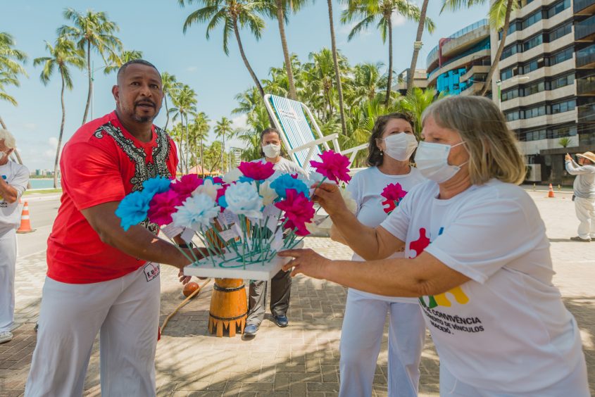 Capoeiristas Formosas também distribuíram para os turistas e moradores locais, flores artesanais com mensagens em alusão ao Dia das Mães. Foto: Gabriel Moreira/Secom Maceió