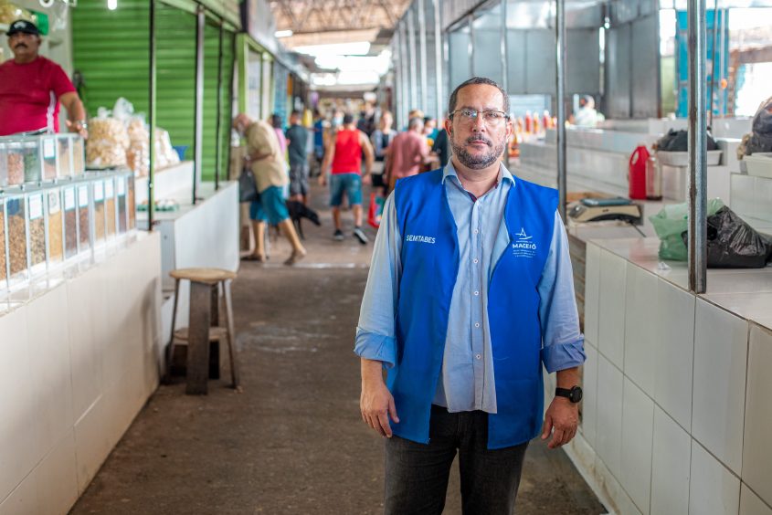 Fabrício Machado ressalta que limpeza das áreas internas e externas do mercado é realizada diariamente (Foto: Célio Junior/Secom Maceió)