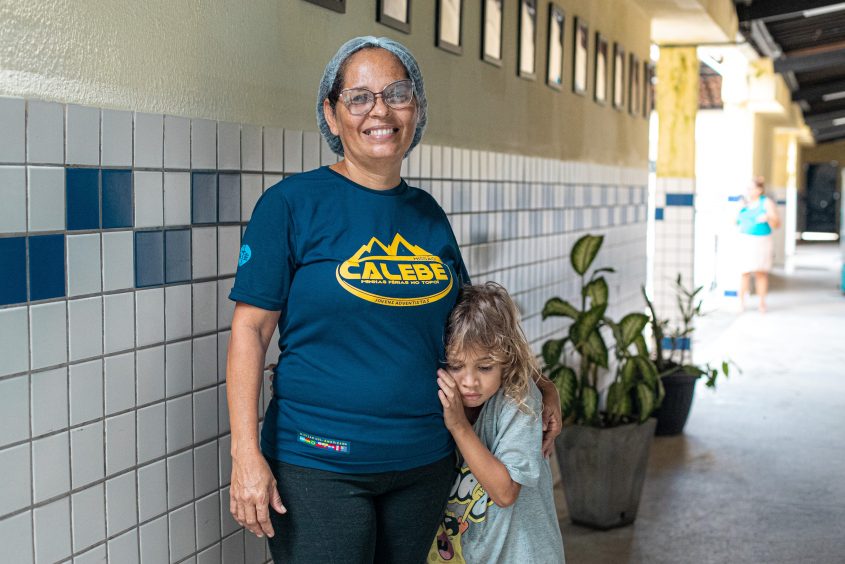 Voluntária Cleidivan acredita no trabalho da Prefeitura de Maceió, que está auxiliando desabrigados de Fernão Velho (Foto: Célio Junior/Secom Maceió)
