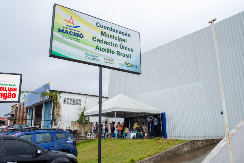 Entrega dos documentos acontece na sede do CadÚnico na Serraria. Foto:Juliete Santos/Secom Maceió
