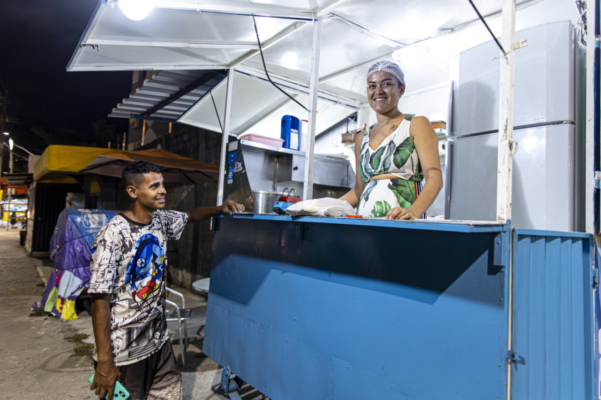 Comerciante Maria Sabrina acredita que a nova iluminação vai atrair mais clientes.  Foto: Célio Júnior/Ascom Ilumina