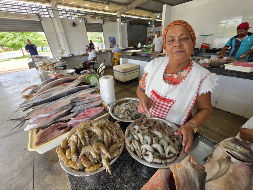 Maria Niedja vende pescados e mariscos no Centro Pesqueiro do Jaraguá. Foto: Beto Macário/Secom Maceió