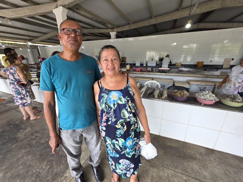 Maria Santana e Benedito Batista garantiram a compra do pescado para a semana. Foto: Beto Macário/Secom Maceió