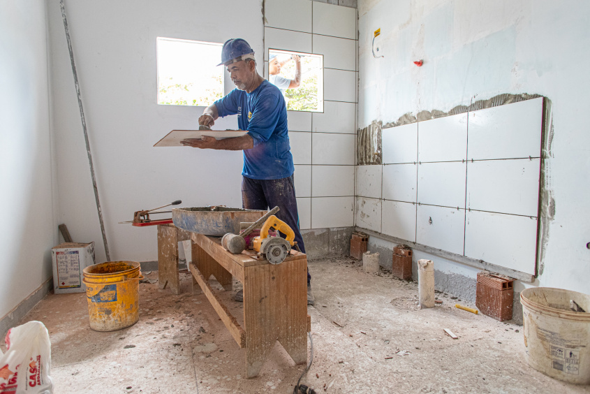 Trabalhadores continuam atuando na obra da Unidade de Pronto Atendimento que está sendo erguida no bairro Santa Lúcia. Foto: Célio Júnior / Secom Maceió