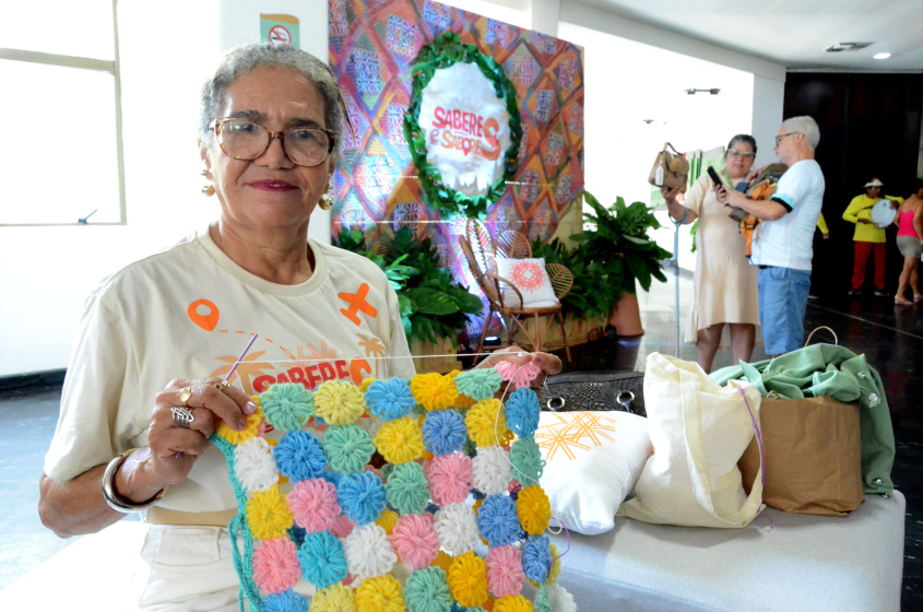 Helena Santos compartilha conhecimento com alunas. Foto: Beto Macário/ Secom Maceió