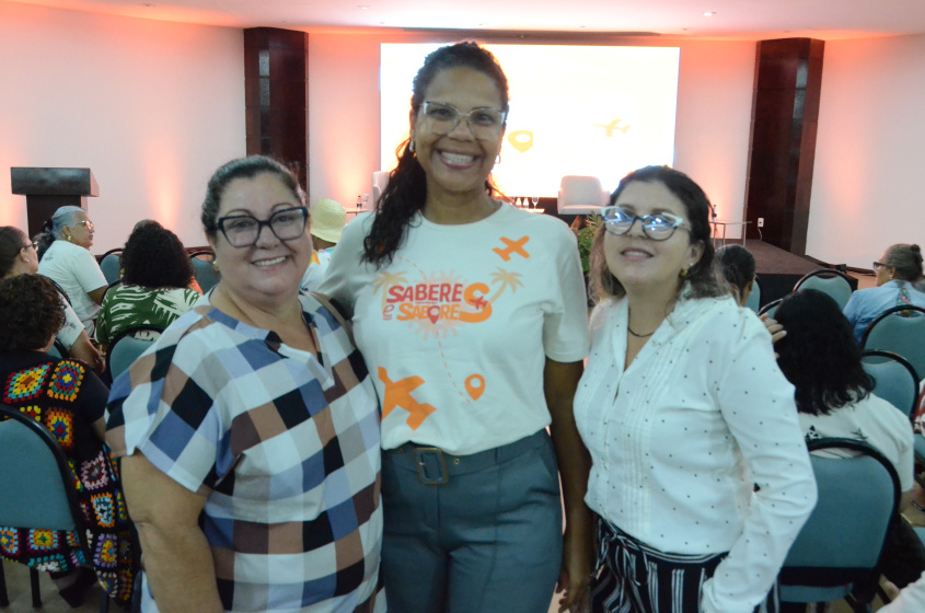 Ana Rosa (esq.) e amigas durante o evento. Foto: Beto Macário/ Secom Maceió