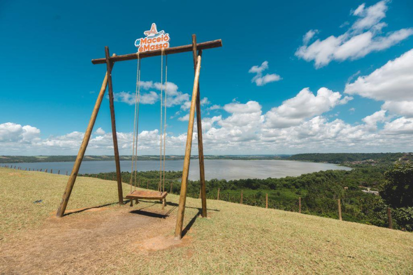 Com seu balanço gigantge e uma vista deslumbrante, o Mirante Santa Amélia atrai visiantes para o pôr do sol. Foto: Gabriel Moreira