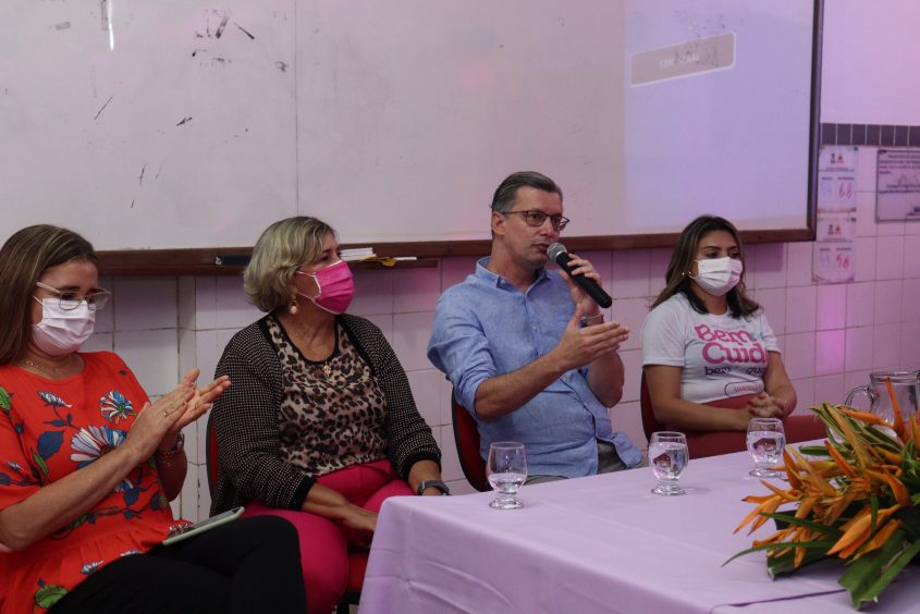 Secretário municipal de Educação, Elder Maia e outros convidados para a mesa. Foto: Julita Bittencourt/Ascom Semed