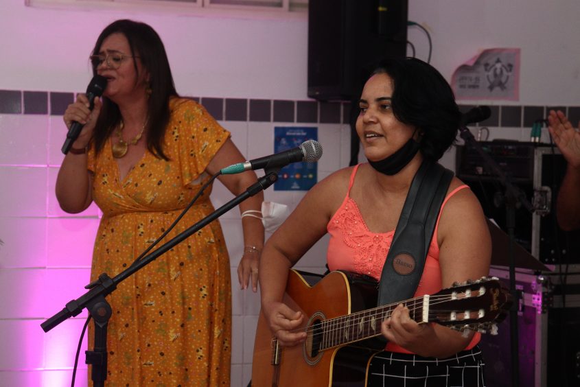 Artistas, Késia Simone e Lúcia Andrade, interpretaram canções brasileiras sobre a força da mulher na sociedade. Foto: Julita Bittencourt (estagiária)/Ascom Semed