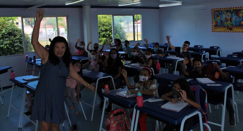 Estudantes e diretora da escola, Emília Soares, novo espaço escolar. Foto: Jamerson Soares (estagiário)/Ascom Semed