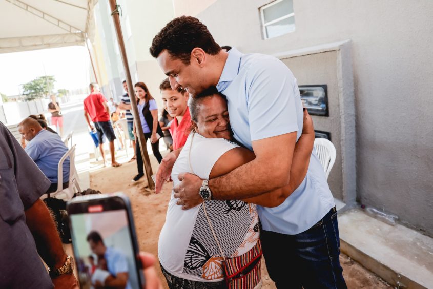 Ao chegar à solenidade de entrega das chaves, JHC foi recebido com carinho pelas pessoas. Foto: Edvan Ferreira / Secom Maceió