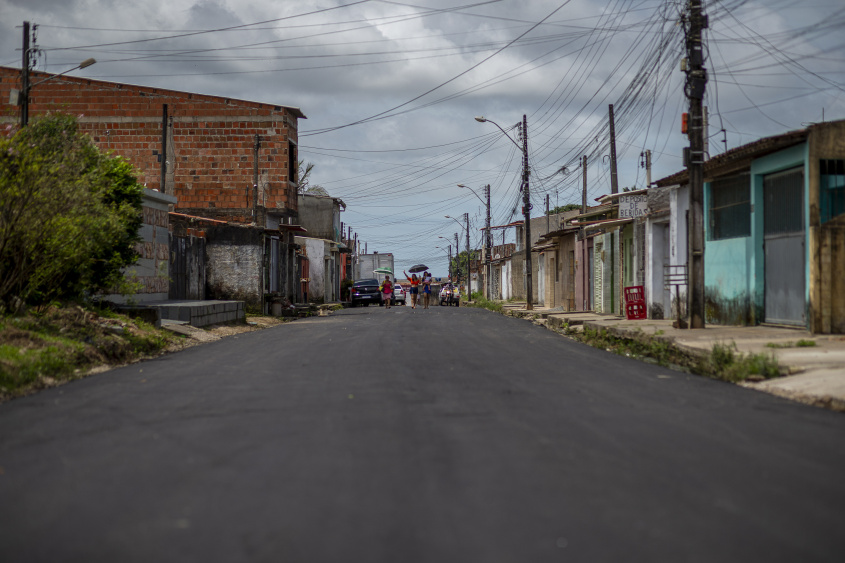 Rua das Orquídeas recebe 240 toneladas de asfalto. Foto: Alisson Frazão/Secom Maceió