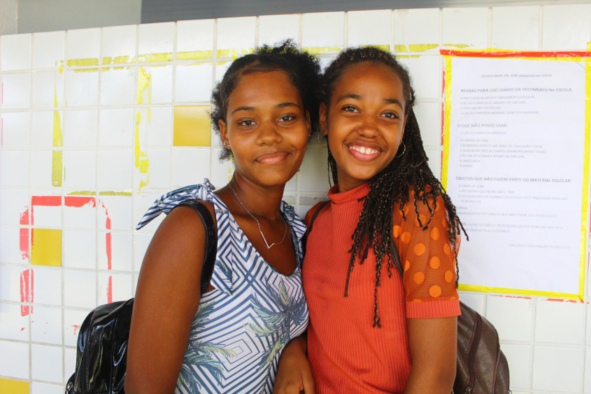 Estudantes da escola Larissa Gabriela e Islane Santos participaram da oficina de nail design. Foto: Jamerson Soares (estagiário)/Ascom Semed