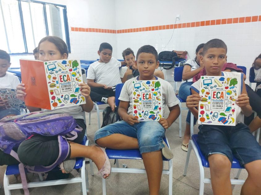 Os pequenos receberam livros ilustrados do Estatuto da Criança e do Adolescente. Foto: Luiz Felipe Pimentel (estagiário)/Ascom Semas