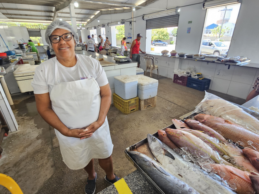 Comerciante trabalha com pescados há 40 anos. Foto : Beto Macário/ Secom Maceió